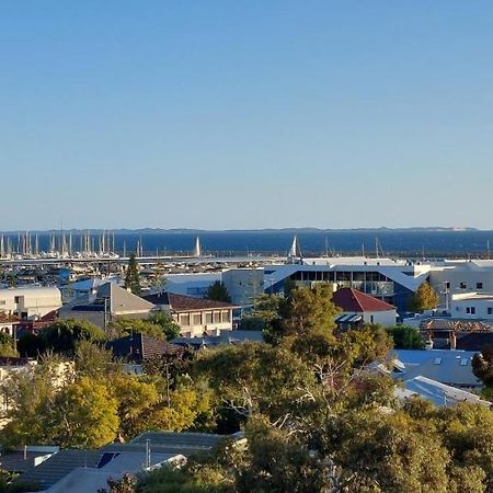 Sky High On Arundel - Central Fremantle Apartment Екстериор снимка