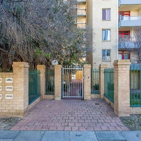 Sky High On Arundel - Central Fremantle Apartment Екстериор снимка