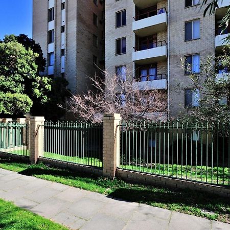 Sky High On Arundel - Central Fremantle Apartment Екстериор снимка