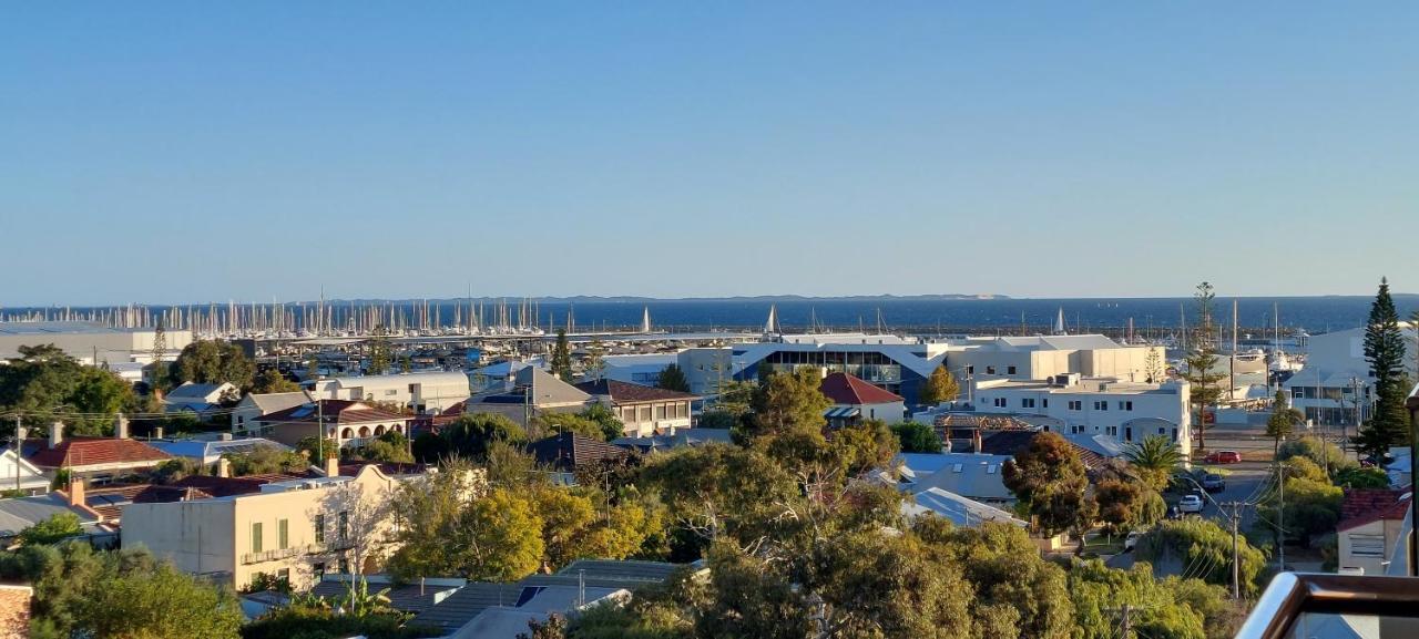 Sky High On Arundel - Central Fremantle Apartment Екстериор снимка